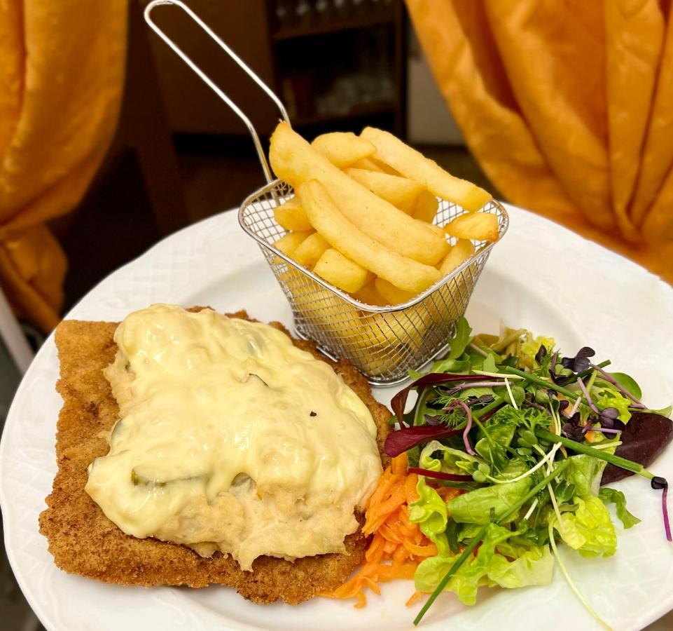 Traditionsgasthaus Goldener Loewe Riesa Restaurant & Pension Dış mekan fotoğraf